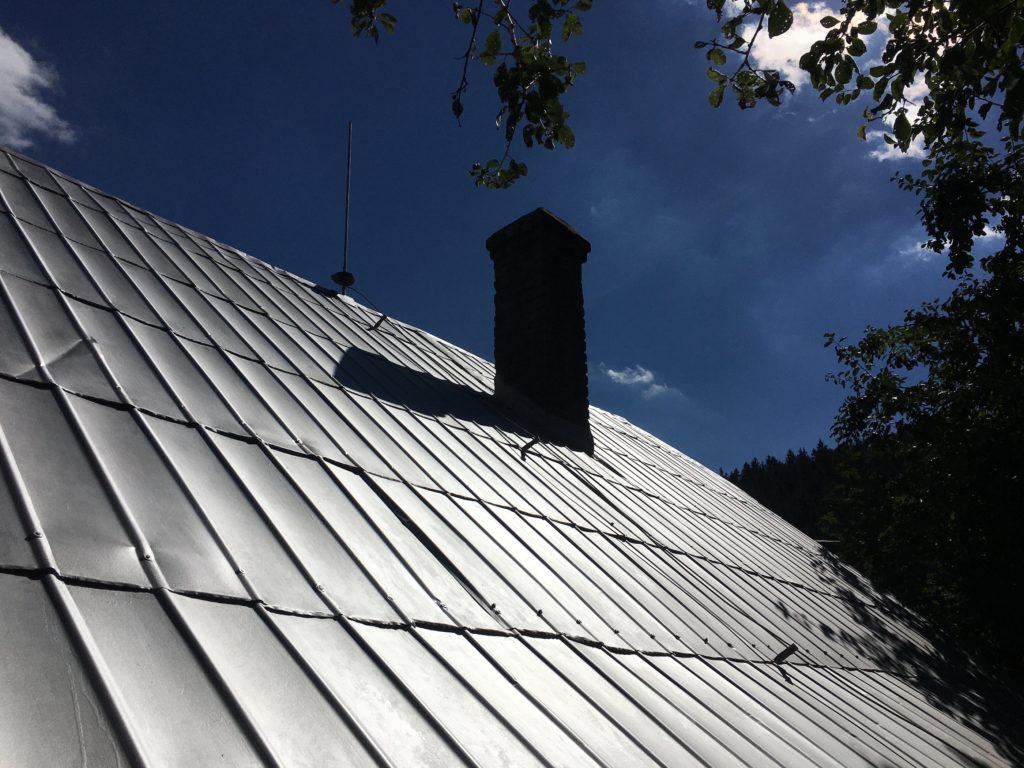 natřená střecha stříbrná komín 